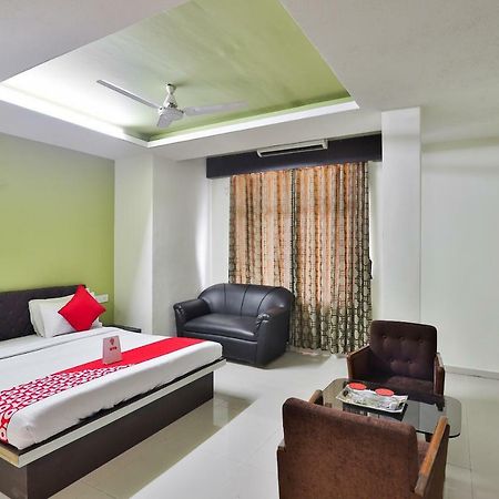 Oyo 19637 Hotel Mansi Sherotene Vapi Bagian luar foto