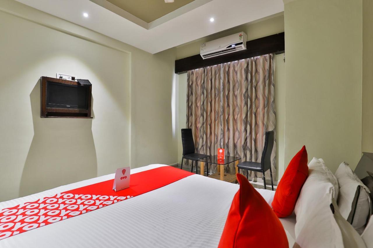 Oyo 19637 Hotel Mansi Sherotene Vapi Bagian luar foto