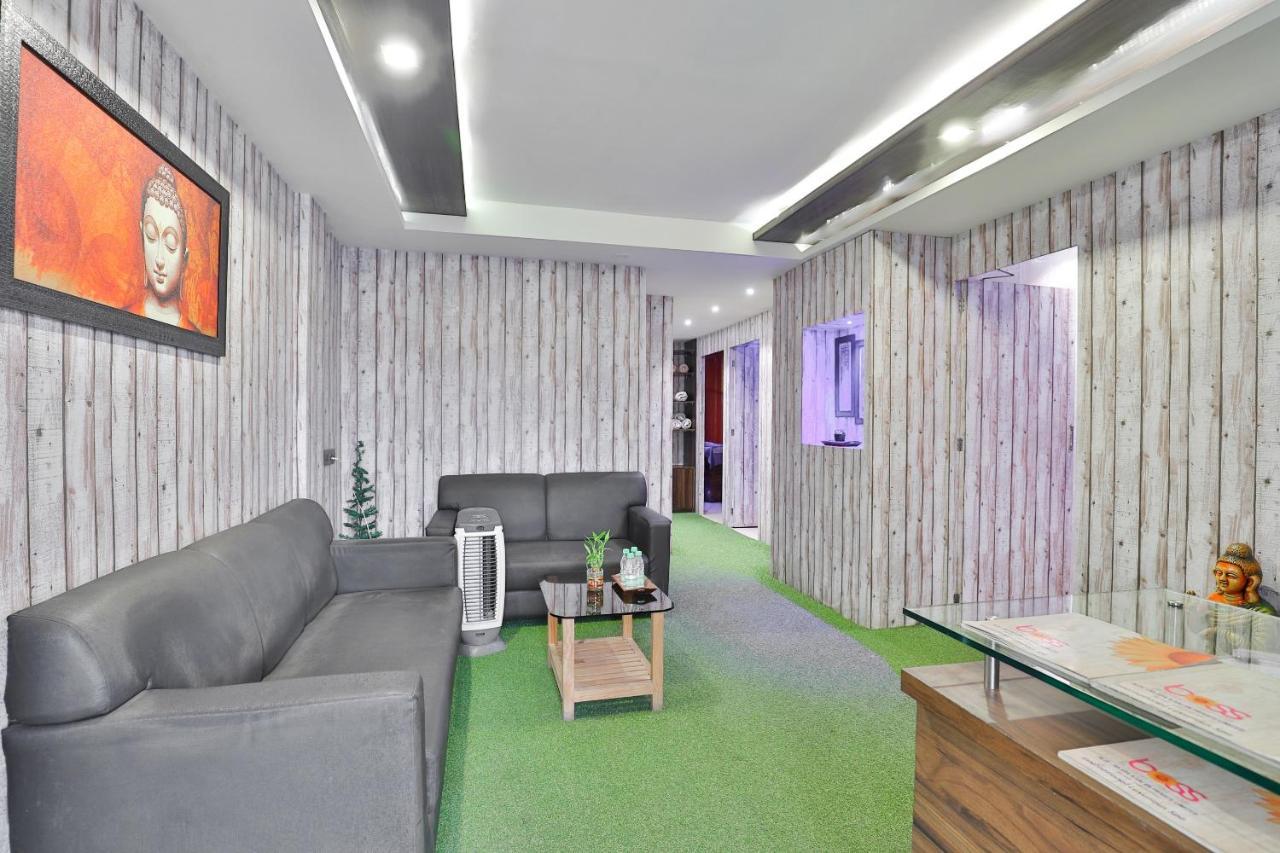 Oyo 19637 Hotel Mansi Sherotene Vapi Bagian luar foto
