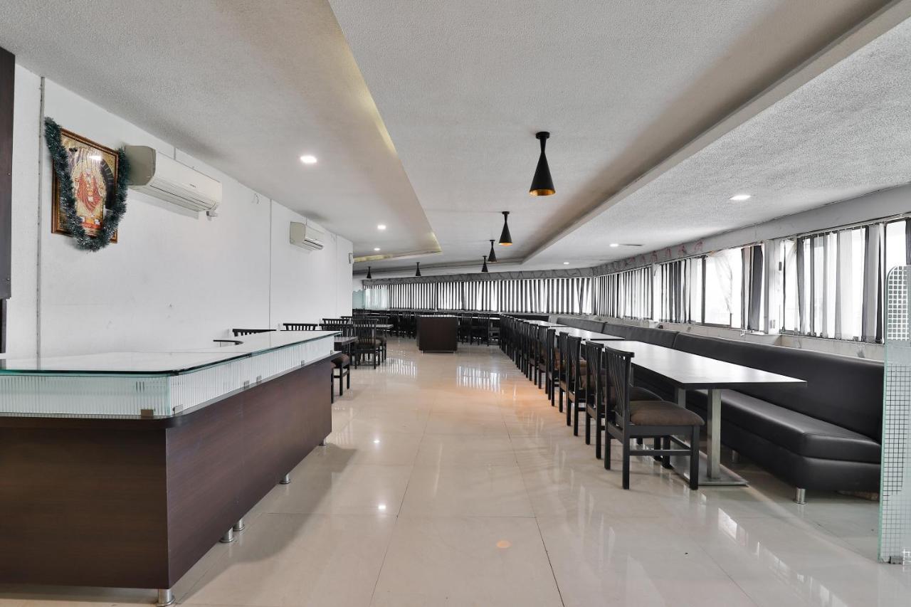 Oyo 19637 Hotel Mansi Sherotene Vapi Bagian luar foto